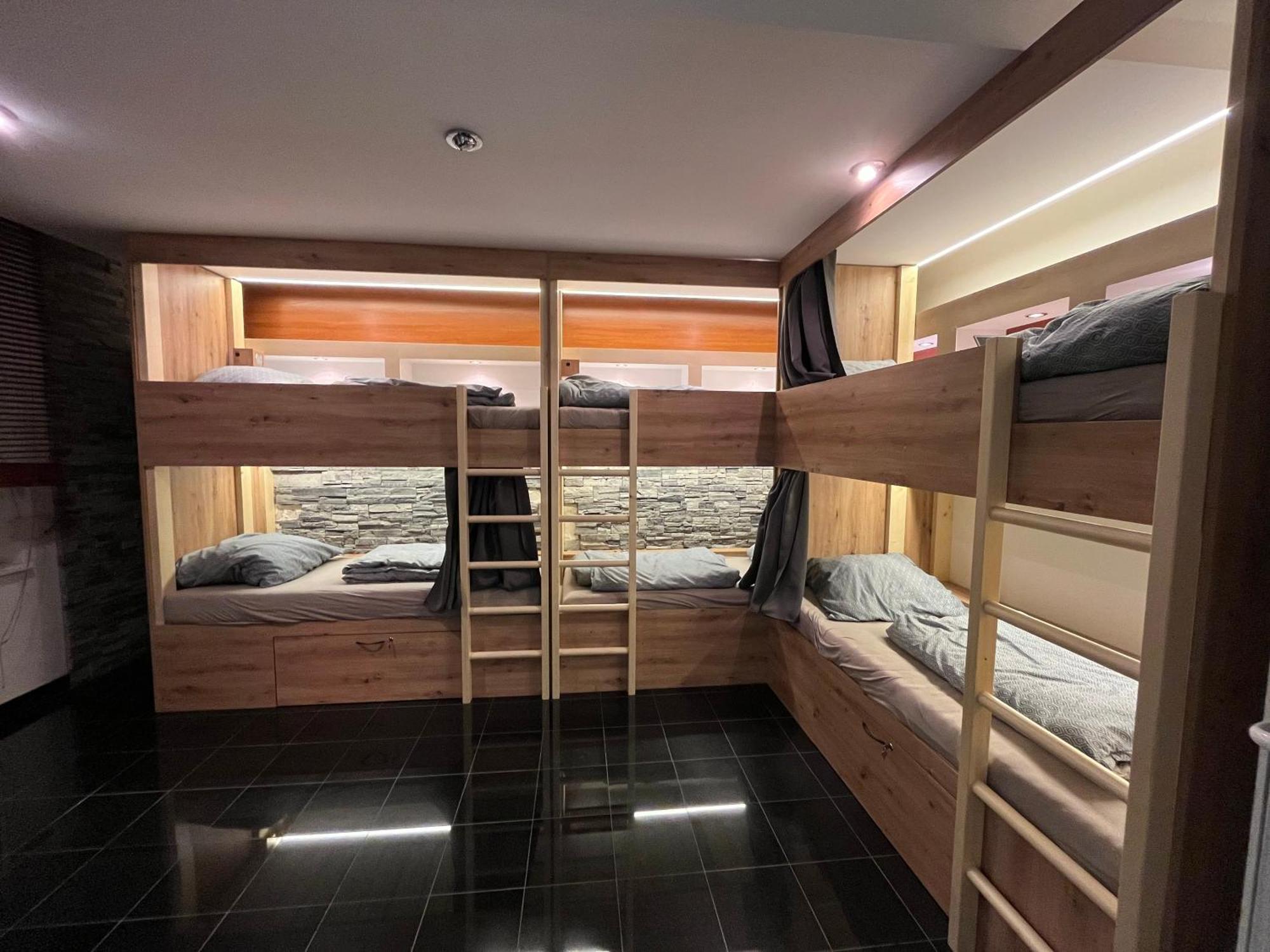 Zen Zone Hostel 브라티슬라바 외부 사진
