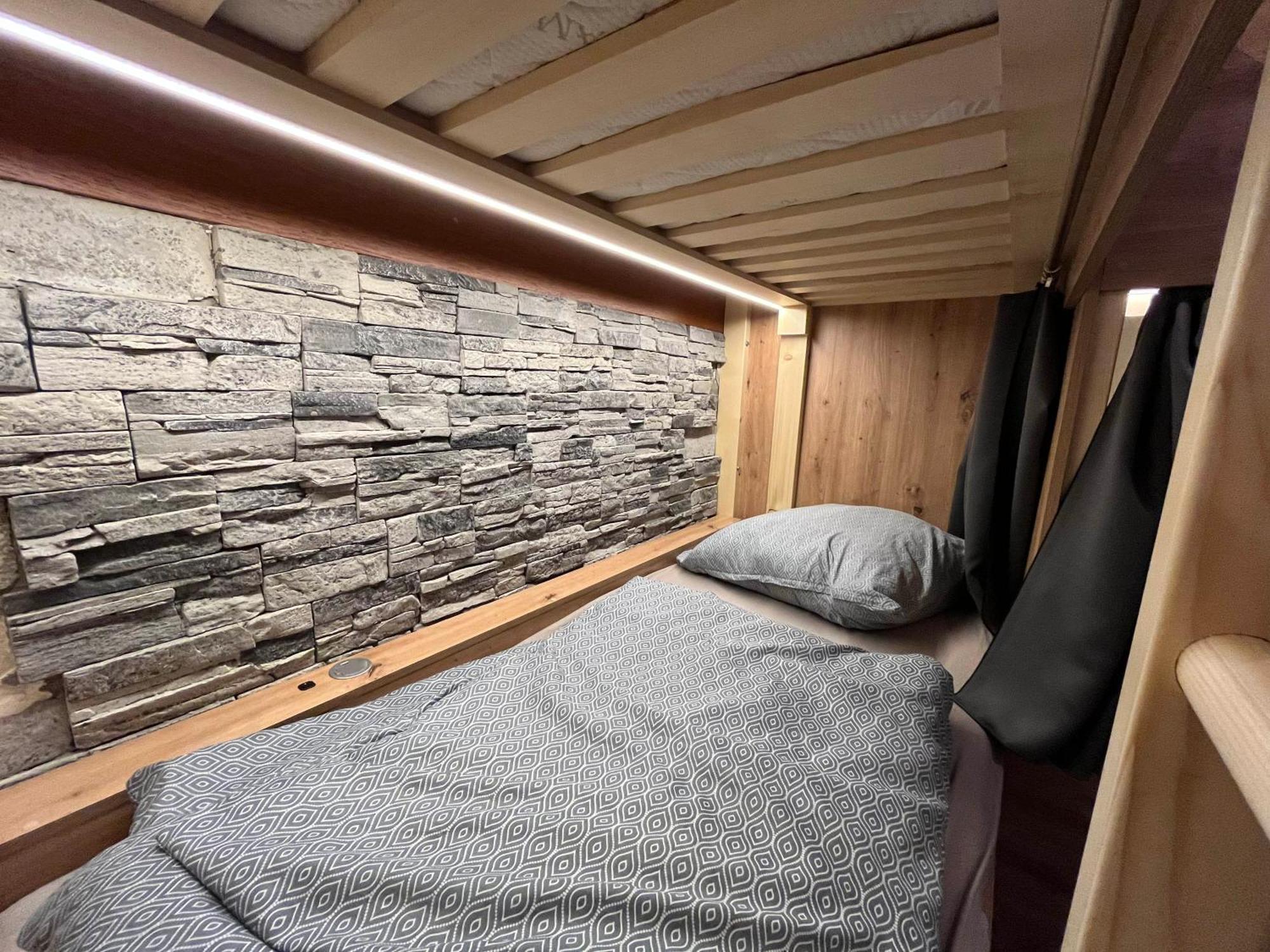 Zen Zone Hostel 브라티슬라바 외부 사진