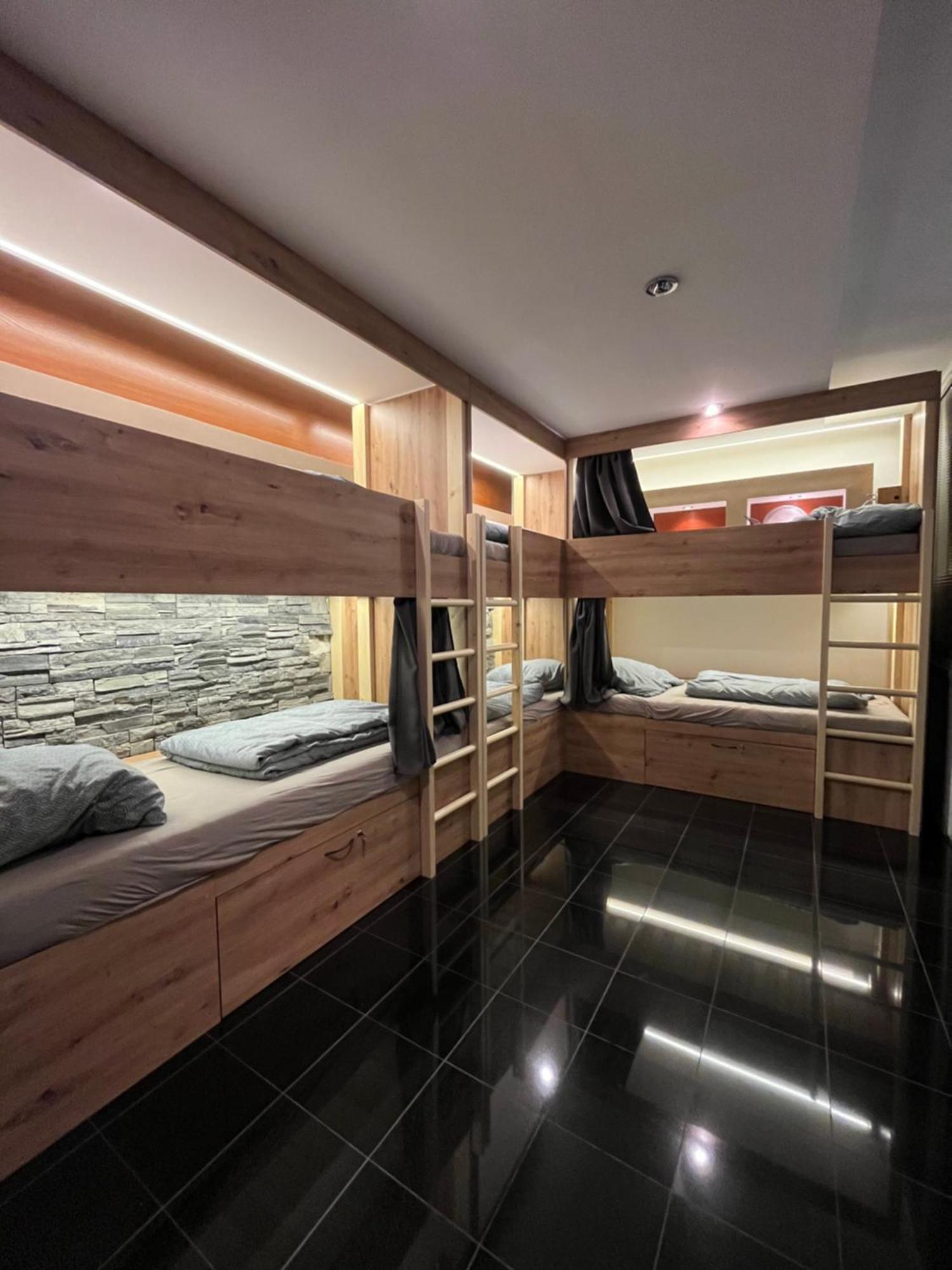 Zen Zone Hostel 브라티슬라바 외부 사진