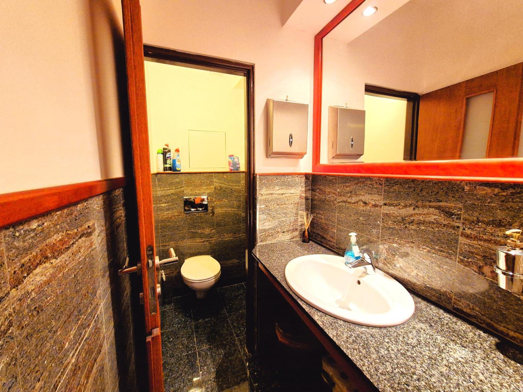 Zen Zone Hostel 브라티슬라바 외부 사진